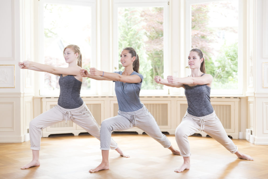 Drei Frauen zeigen Faszien Yoga SkyFlow Basisform
