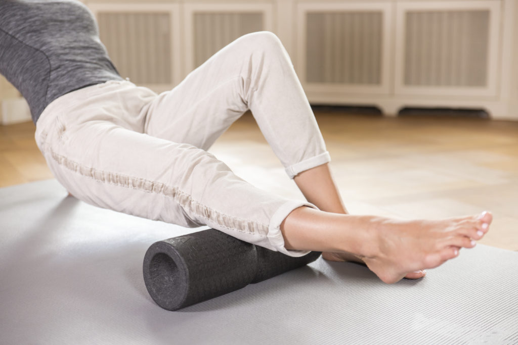 Mittels Faszien-Rollmassage die verfilzten, unflexiblen Muskeln und Faszien wieder nachgiebig und beweglich machen.